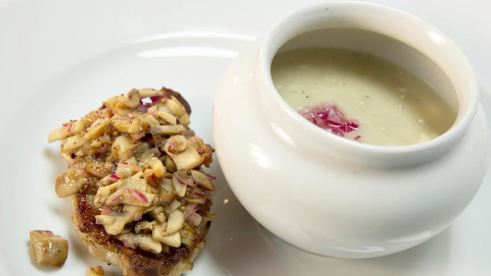 свиные медальоны с ирландским картофельным супом и грибным соусом