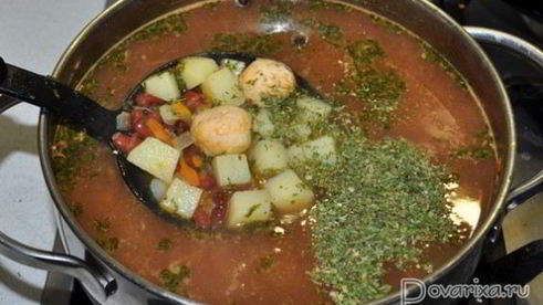 томатный суп с фрикадельками и фасолью