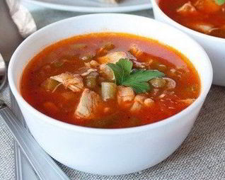Томатный суп с куриным филе и зеленой фасолью