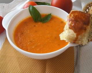 Томатный суп с морковью и базиликом