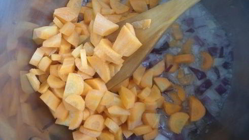 томатный суп с морковью и базиликом