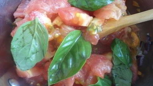 томатный суп с морковью и базиликом