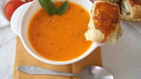 томатный суп с морковью и базиликом