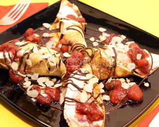 Блинчики с мороженым и клубникой