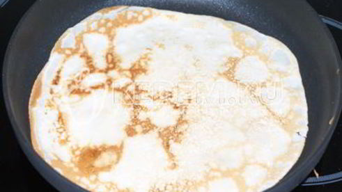 блинчики с мороженым и клубникой