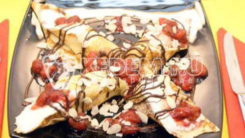 блинчики с мороженым и клубникой