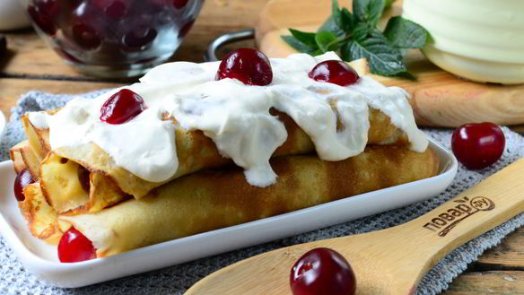 Рецепт Блины с вишней под сметаной