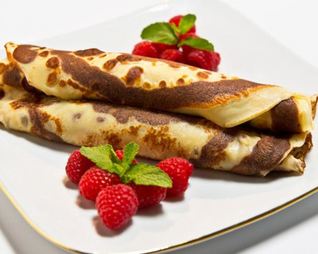 Полосатые блинчики с шоколадной начинкой