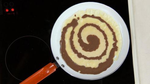 полосатые блинчики с шоколадной начинкой