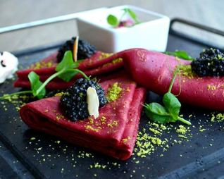 Свекольные блины с черной икрой и сметаной