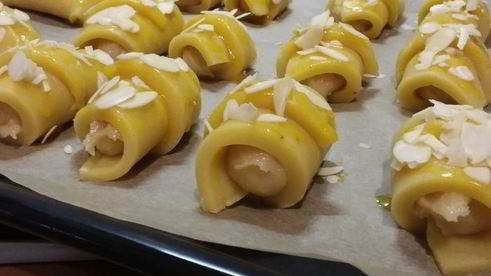 апельсиновые круассаны с марципановой начинкой