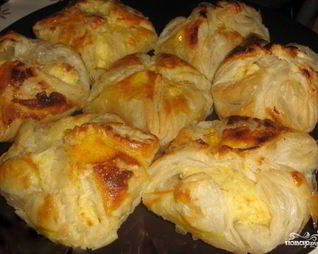 Булочки из слоеного теста с творогом