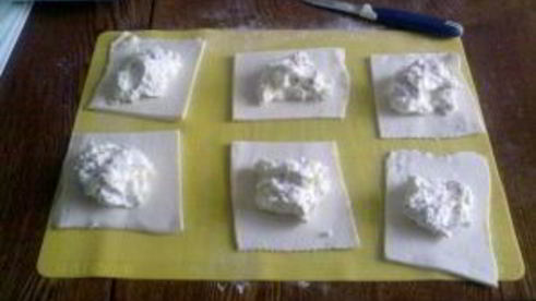 булочки из слоеного теста с творогом