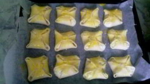 булочки из слоеного теста с творогом