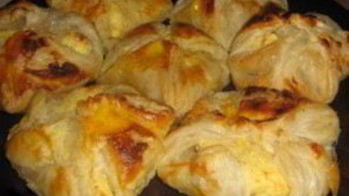 булочки из слоеного теста с творогом