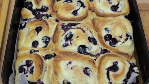 булочки с голубикой и творожным сыром