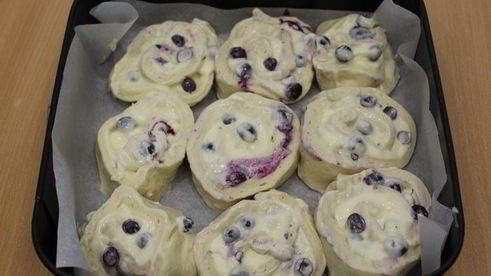 булочки с голубикой и творожным сыром