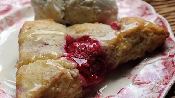 Рецепт Булочки с малиной и лимонной глазурью