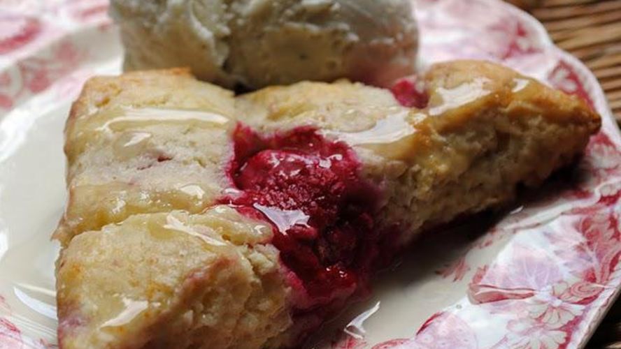 Рецепт булочки с малиной и лимонной глазурью