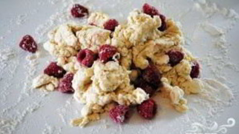 булочки с малиной и лимонной глазурью