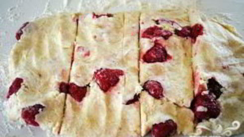 булочки с малиной и лимонной глазурью