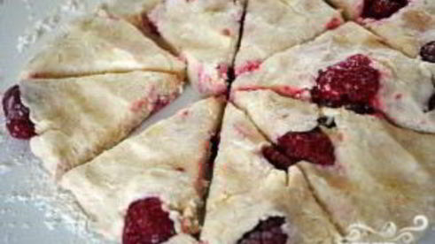 булочки с малиной и лимонной глазурью