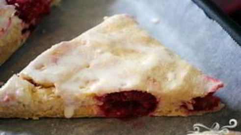 булочки с малиной и лимонной глазурью