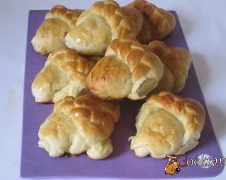 Булочки с начинкой из чернослива и яблок