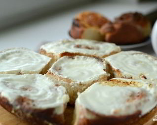 Булочки с творогом в сметанной заливке