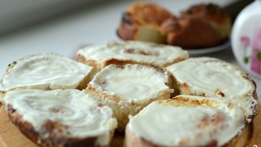 Рецепт булочки с творогом в сметанной заливке