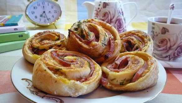 Рецепт Булочки-улитки с ветчиной, сыром и укропом