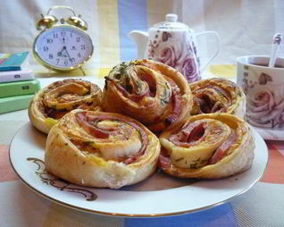 Булочки-улитки с ветчиной, сыром и укропом