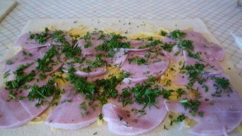 булочки-улитки с ветчиной, сыром и укропом