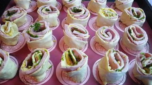 булочки-улитки с ветчиной, сыром и укропом