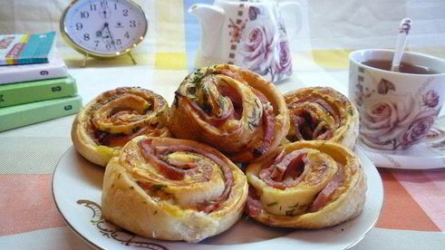 булочки-улитки с ветчиной, сыром и укропом