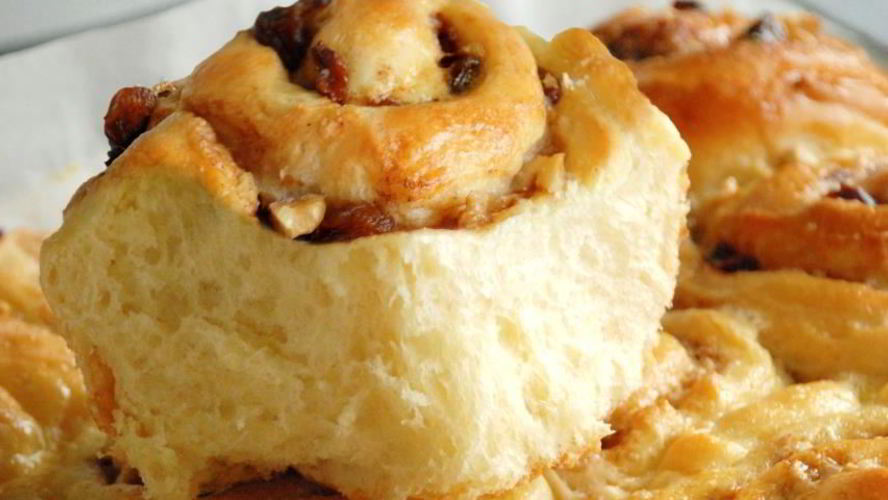 Рецепт дрожжевые булочки с корицей и сухофруктами на кефире