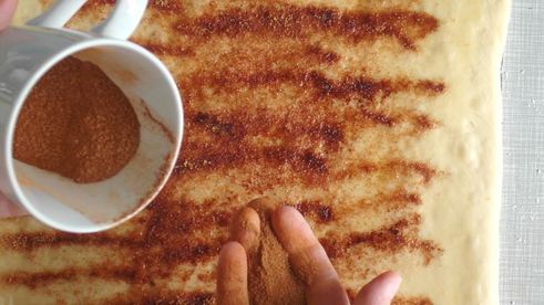 дрожжевые булочки с корицей и сухофруктами на кефире