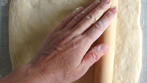 дрожжевые булочки с корицей и сухофруктами на кефире