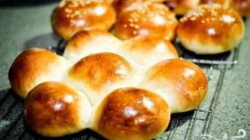 дрожжевые булочки с кунжутом