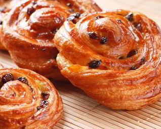 Дрожжевые венские булочки с изюмом