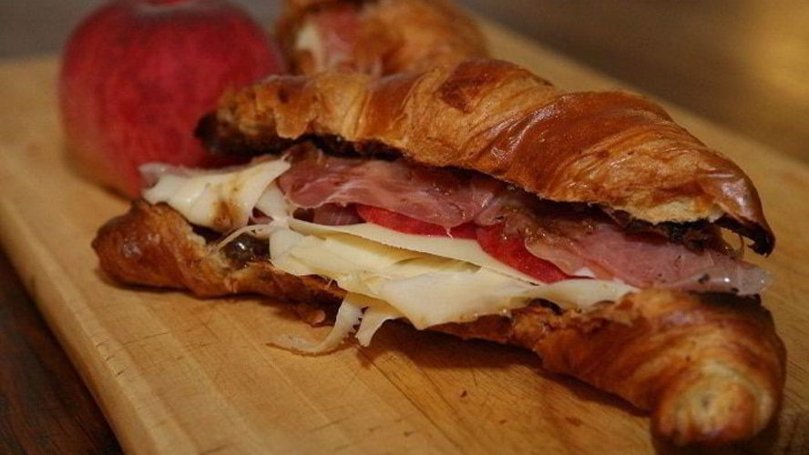 Рецепт круассаны с сыром, персиком и пармской ветчиной