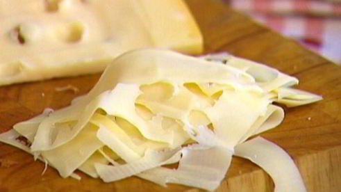 круассаны с сыром, персиком и пармской ветчиной