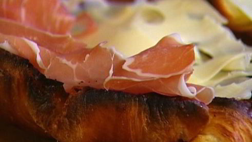 круассаны с сыром, персиком и пармской ветчиной