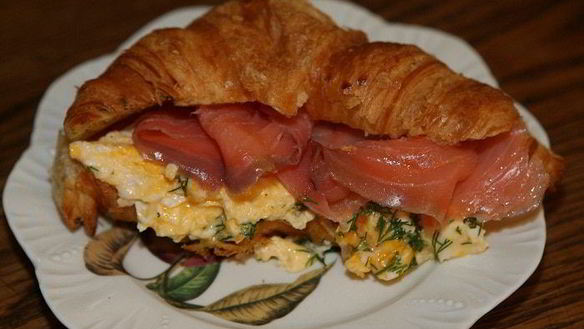 Рецепт Круассаны со взбитыми яйцами, семгой и укропом