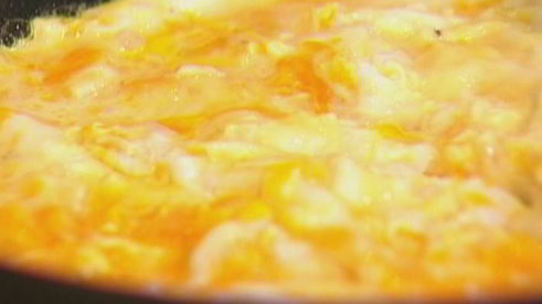 круассаны со взбитыми яйцами, семгой и укропом