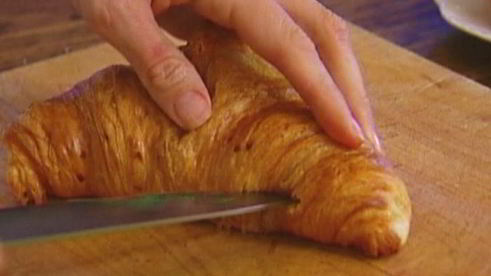 круассаны со взбитыми яйцами, семгой и укропом