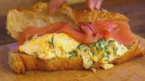 круассаны со взбитыми яйцами, семгой и укропом