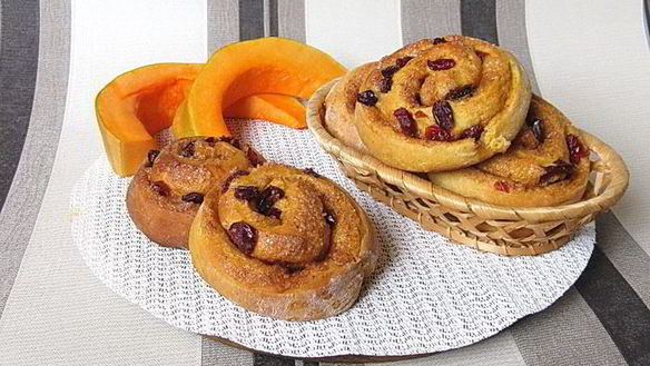 Рецепт Пряные тыквенные плюшки с клюквой