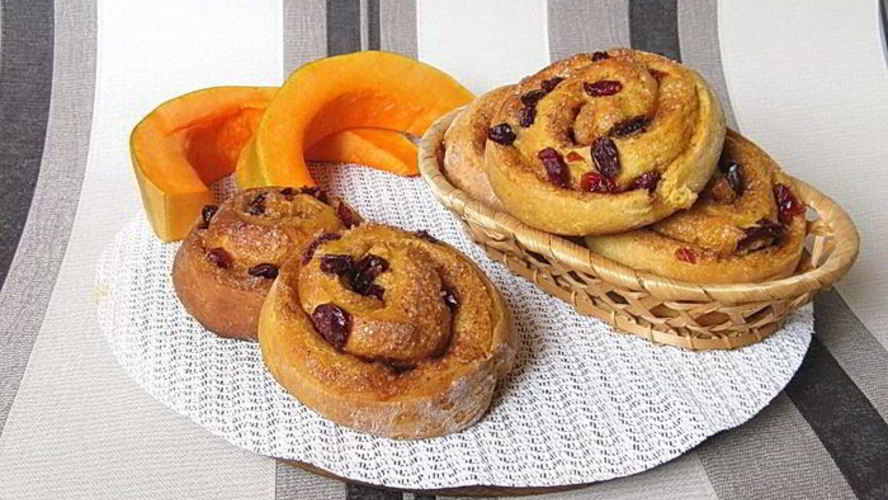 Рецепт пряные тыквенные плюшки с клюквой