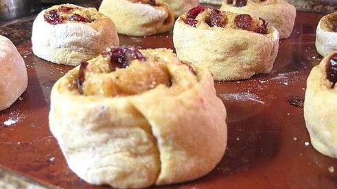 пряные тыквенные плюшки с клюквой